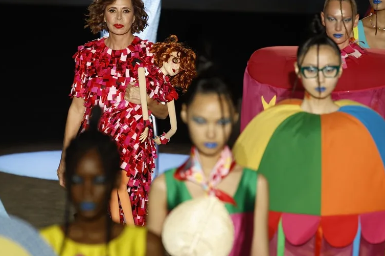 La diseñadora Agatha Ruiz de la Prada recurre a la IA para confeccionar su colección más «loca»