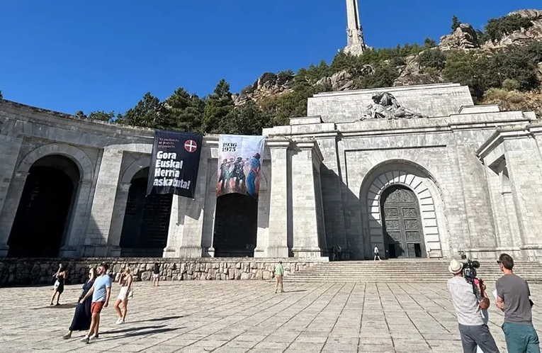 Activistas de Sortu colocan pancartas con ‘Gora Euskadi Askatuta’ en Cuelgamuros